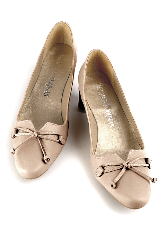 Powder pink women's dress pumps, with a knot on the front. Round toe. Low kitten heels. Top view - Florence KOOIJMAN